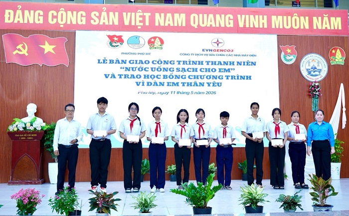  Ông Dương Văn Lễ – Phó Giám đốc Công ty EPS trao học bổng cho học sinh Trường THCS Võ Văn Kiệt