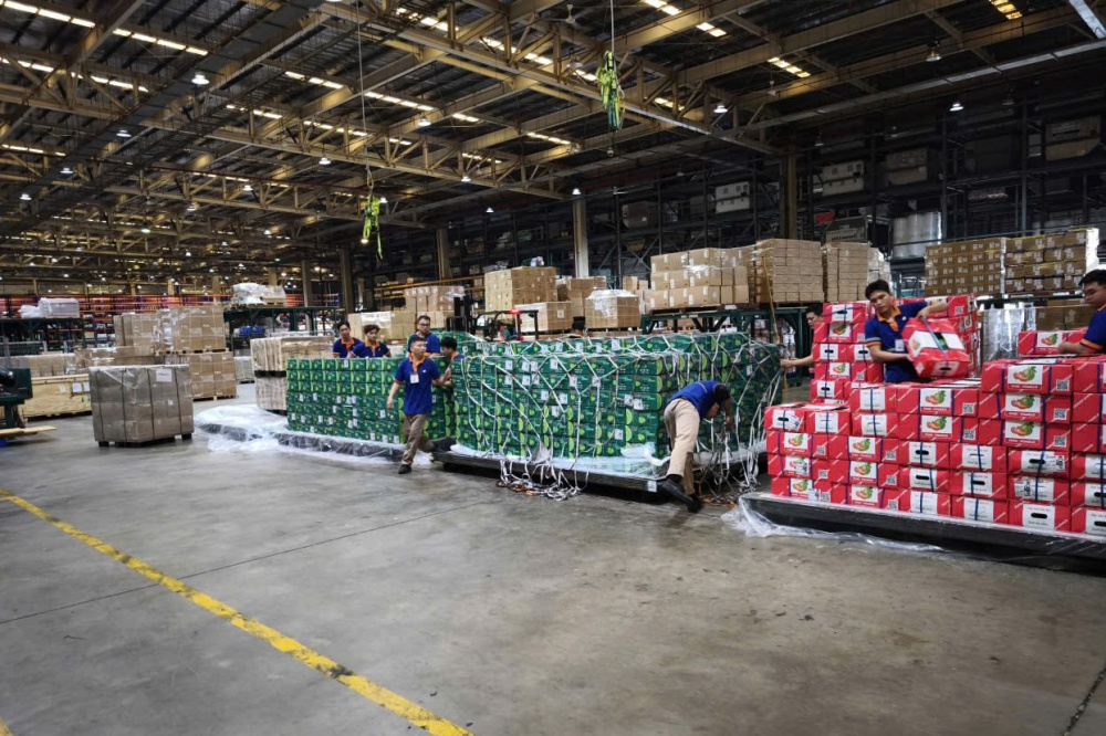 Vừa qua, chuyến bay thứ 2 của LuLu Group International chở 98 tấn hàng nông sản Việt Nam sang thị trường UAE đã thành công cất cánh từ sân bay Tân Sơn Nhất, mở ra cơ hội thúc đẩy sản xuất và xuất khẩu sang khu vực Trung Đông giàu tiềm năng này.