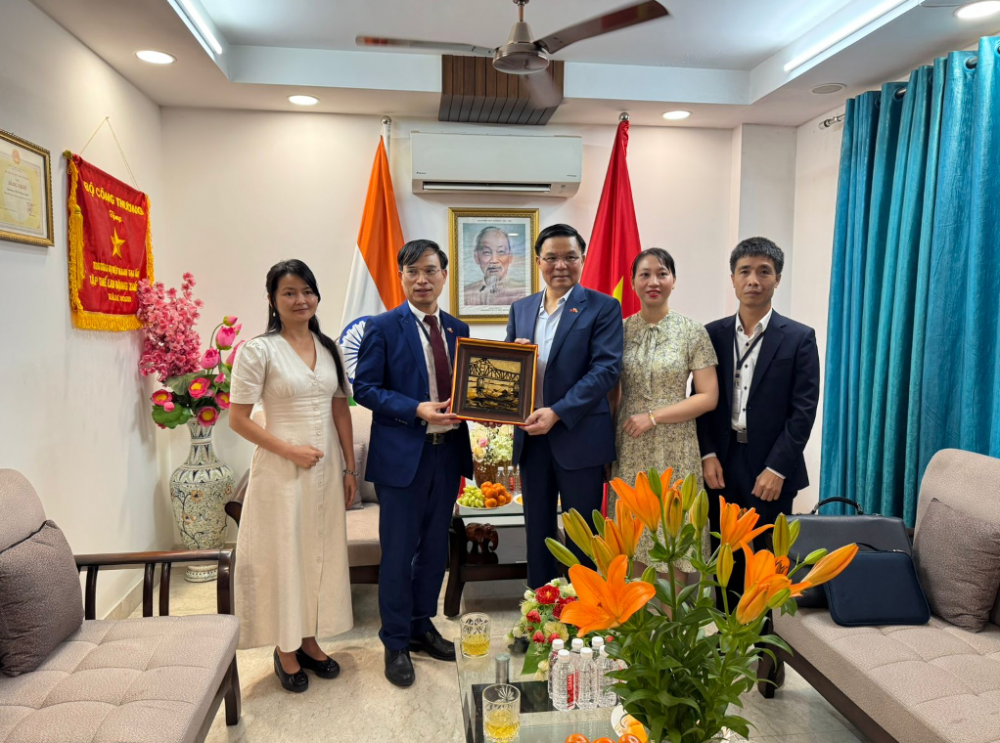 Bộ trưởng Bộ Công Thương Lê Mạnh Hùng làm việc với Thương vụ Việt Nam tại Ấn Độ