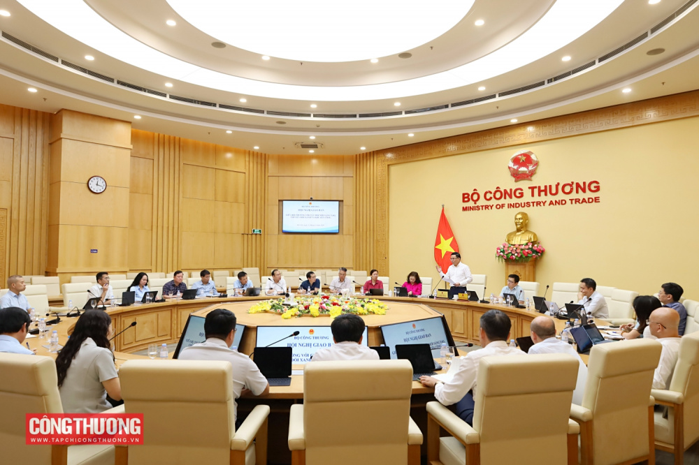 Bộ trưởng Lê Mạnh Hùng làm việc với Cục Đổi mới sáng tạo, Chuyển đổi xanh và Khuyến công