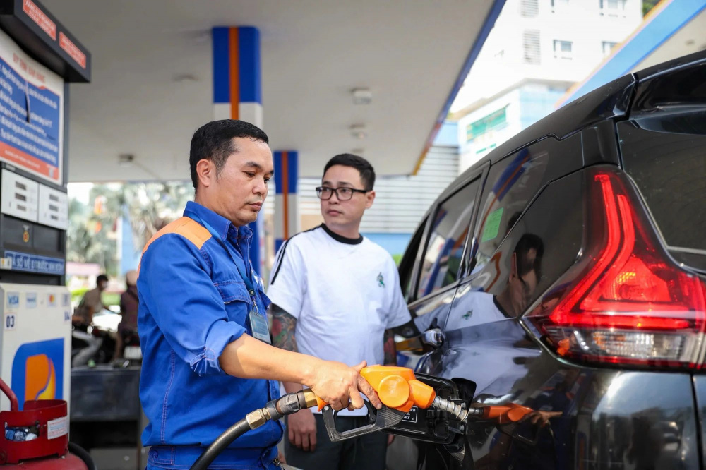 Tại kỳ điều hành giá xăng dầu ngày 14/5/2026, giá xăng dầu đồng loạt giảm, trong đó, xăng E5RON92 giảm gần 700 đồng/lít so với giá bán tối đa hiện hành, đưa giá bán về mức 23.134 đồng/lít trở xuống.