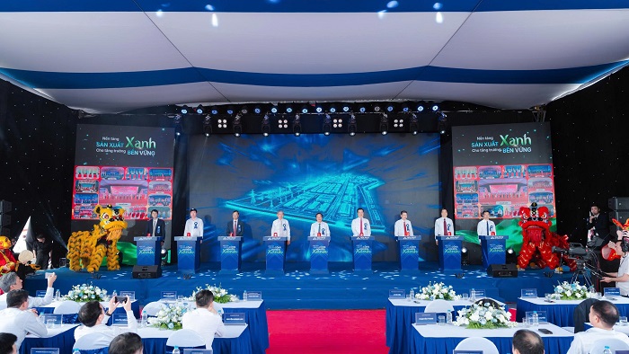 Ông Lê Văn Hiệu, Phó Bí thư Thành ủy, Chủ tịch HĐND TP. Hải Phòng, các đại biểu và Ban lãnh đạo Công ty CP Phát triển Hạ tầng KCN Hoàng Diệu nhấn nút khởi công Khu công nghiệp Hoàng Diệu tại xã Gia Phúc
