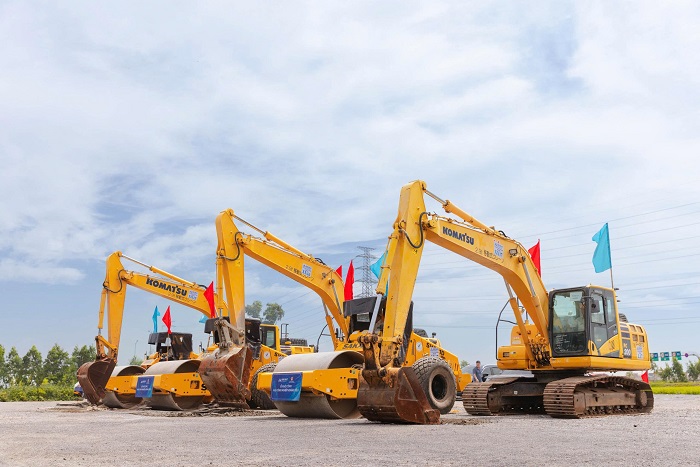 Phương tiện cơ giới tập kết tại công trường, sẵn sàng cho giai đoạn thi công hạ tầng kỹ thuật, dự kiến bàn giao mặt bằng cho nhà đầu tư từ quý IV/2026