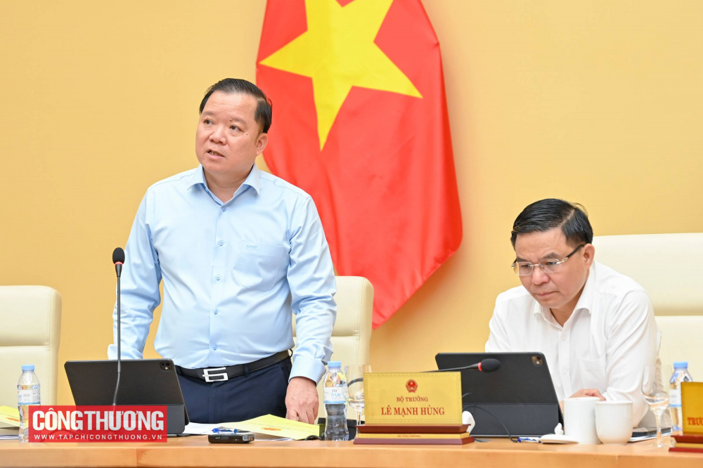Cục trưởng Cục Kỹ thuật an toàn và Môi trường Công nghiệp Phạm Tuấn Anh báo cáo tại buổi làm việc