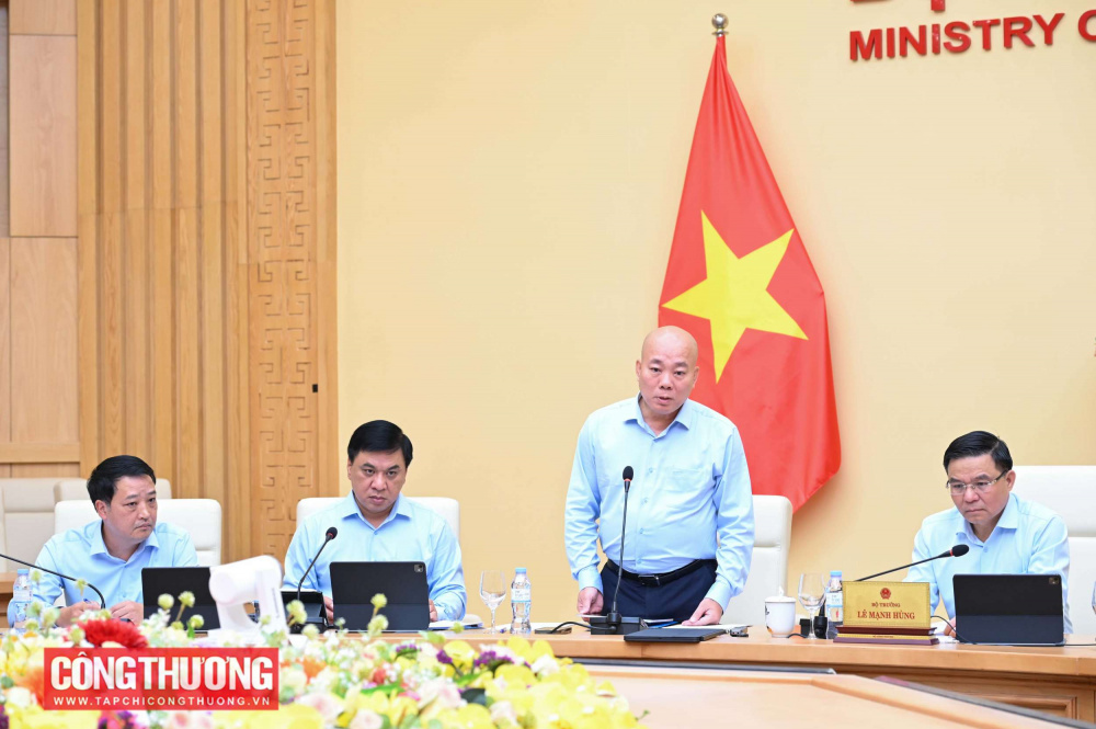 Cục trưởng Cục Xúc tiến thương mại Vũ Bá Phú báo cáo tại buổi làm việc