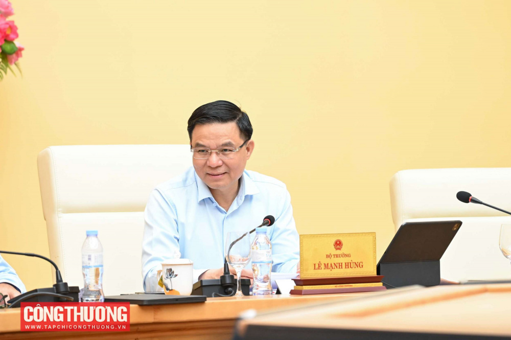 Bộ trưởng Bộ Công Thương Lê Mạnh Hùng làm việc với Cục Xúc tiến thương mại