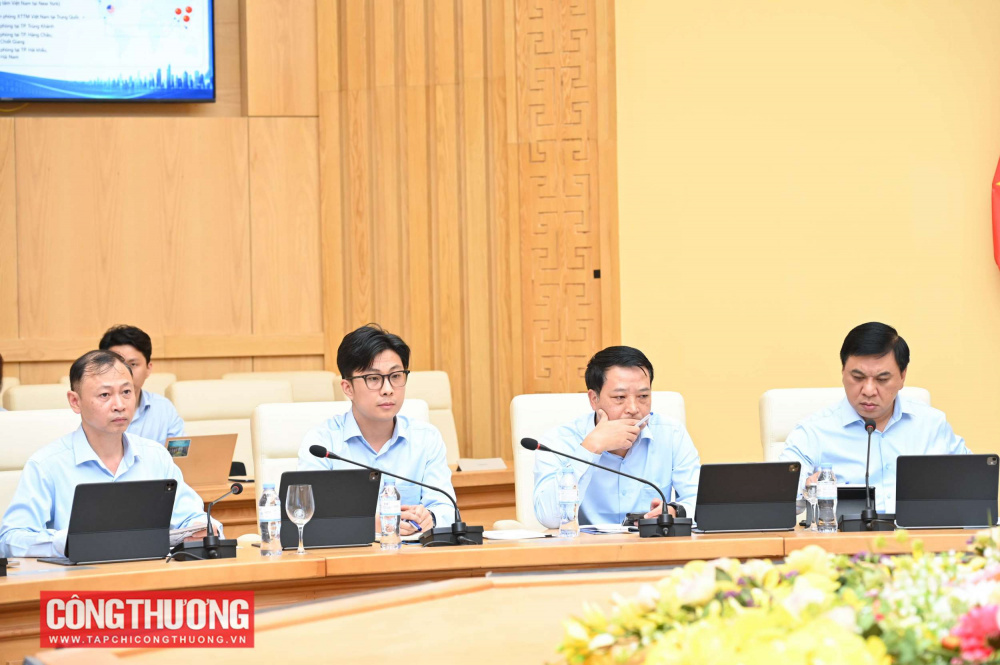 Bộ trưởng Bộ Công Thương Lê Mạnh Hùng làm việc với Cục Xúc tiến thương mại