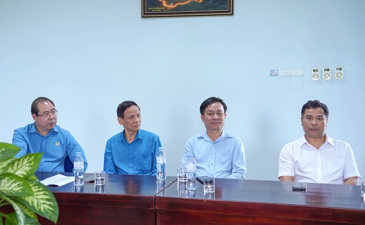 Đại biểu lãnh đạo xã Tam Quang, Đại biểu Công đoàn Điện lực Việt Nam và Công đoàn TCT