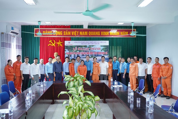 Lãnh đạo xã và Đoàn công tác chụp ảnh lưu niệm cùng CBCNV, người lao động Công ty Thủy điện Khe Bố