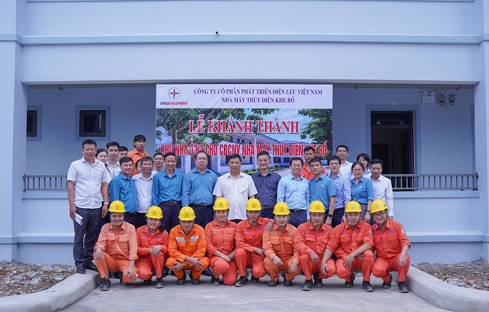 Các đại biểu chụp ảnh lưu niệm cùng người lao động tại Lễ khánh thành khu nhà Cư xá