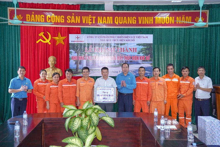 Công đoàn Điện lực Việt Nam tặng quà cho người lao động Nhà máy Thủy điện Khe Bố nhân dịp Tháng Công nhân 2026