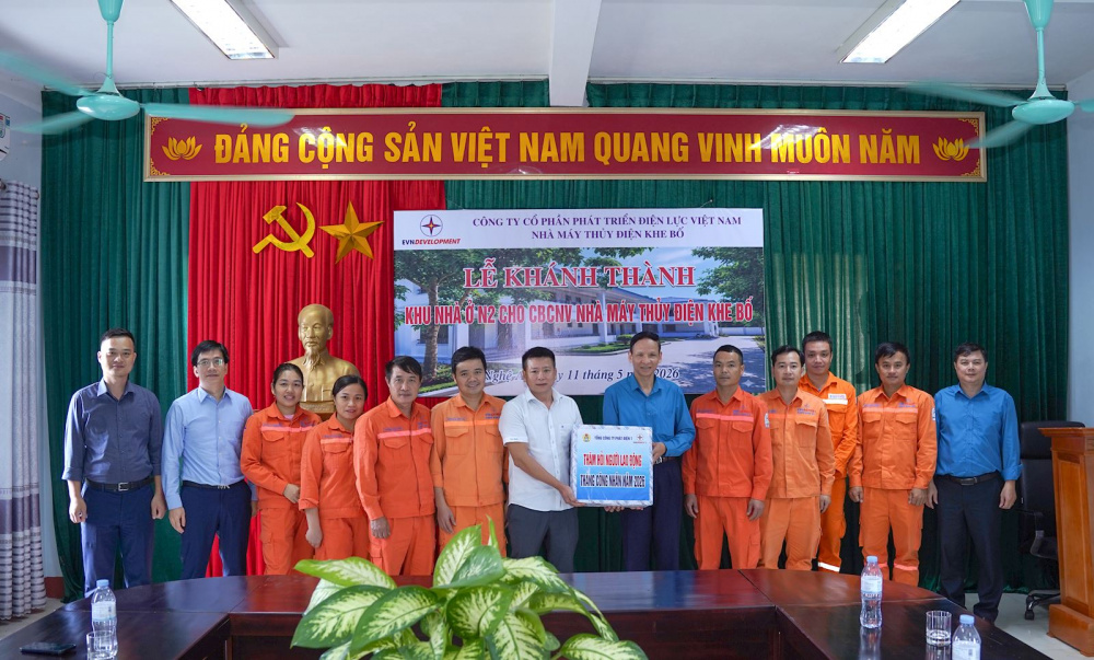 Lãnh đạo và Công đoàn EVNGENCO1 tặng quà cho người lao động Nhà máy Thủy điện Khe Bố nhân dịp Tháng Công nhân 2026