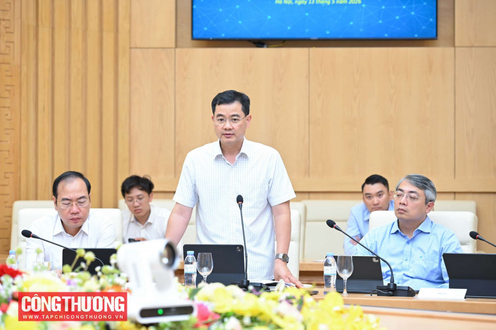 Bộ trưởng Bộ Công Thương Lê Mạnh Hùng đã có buổi làm việc với Cục Quản lý và Phát triển thị trường trong nước