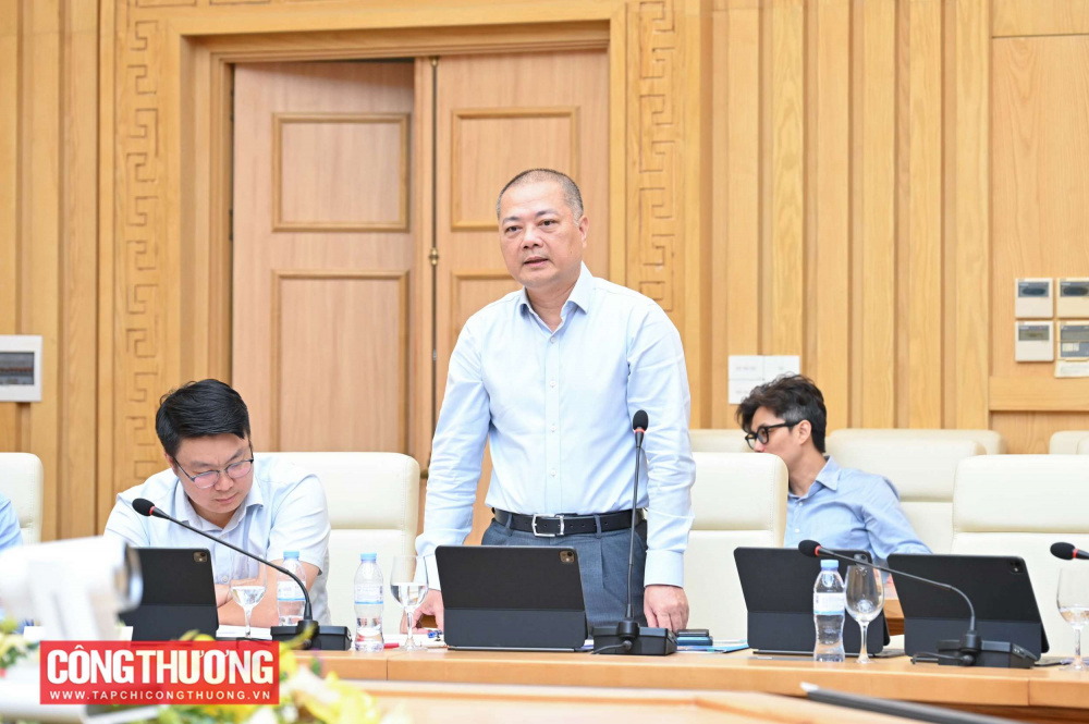 Bộ trưởng Bộ Công Thương Lê Mạnh Hùng đã có buổi làm việc với Cục Quản lý và Phát triển thị trường trong nước