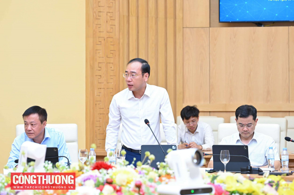Bộ trưởng Bộ Công Thương Lê Mạnh Hùng đã có buổi làm việc với Cục Quản lý và Phát triển thị trường trong nước