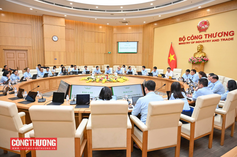 Bộ trưởng Lê Mạnh Hùng làm việc với Cục Hoá chất