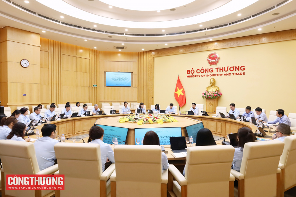 Bộ trưởng Lê Mạnh Hùng làm việc với Vụ Kế hoạch, Tài chính và Quản lý doanh nghiệp