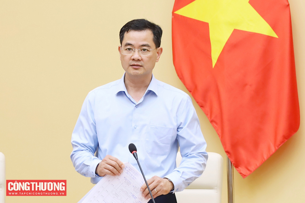 Bộ trưởng Lê Mạnh Hùng làm việc với Vụ Kế hoạch, Tài chính và Quản lý doanh nghiệp