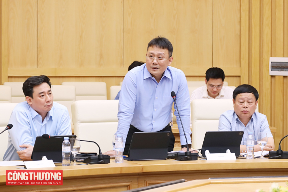 Bộ trưởng Lê Mạnh Hùng làm việc với Vụ Kế hoạch, Tài chính và Quản lý doanh nghiệp