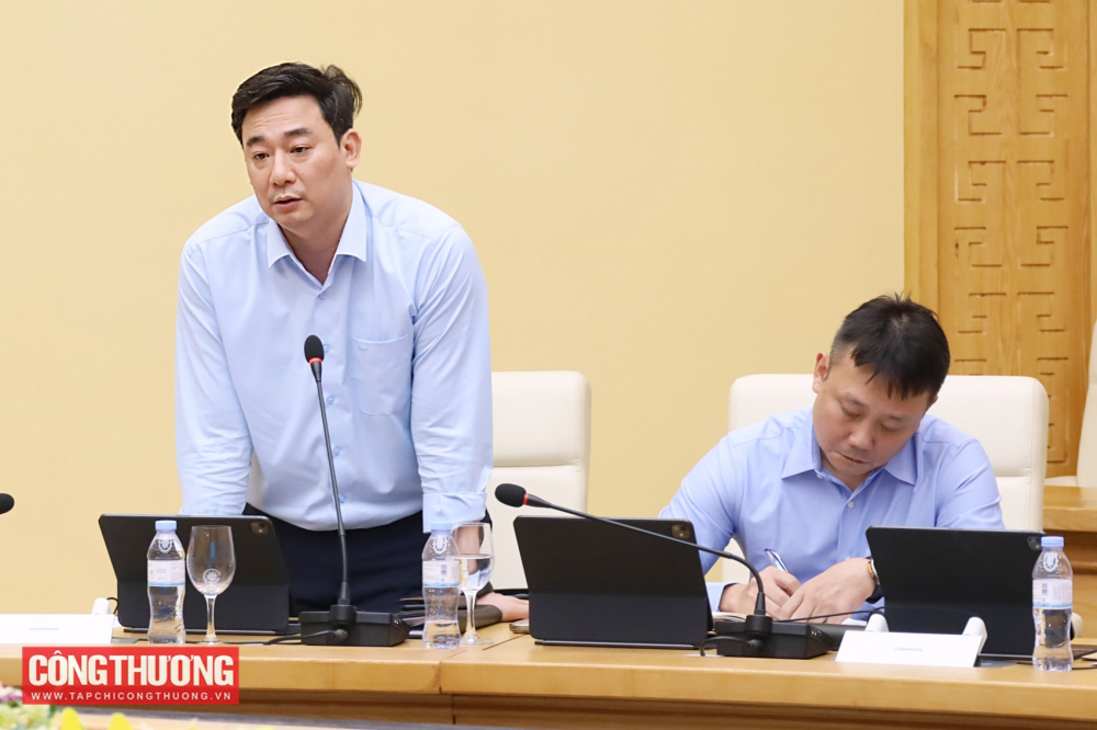 Bộ trưởng Lê Mạnh Hùng làm việc với Vụ Kế hoạch, Tài chính và Quản lý doanh nghiệp
