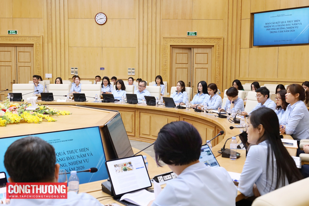 Bộ trưởng Lê Mạnh Hùng làm việc với Vụ Kế hoạch, Tài chính và Quản lý doanh nghiệp