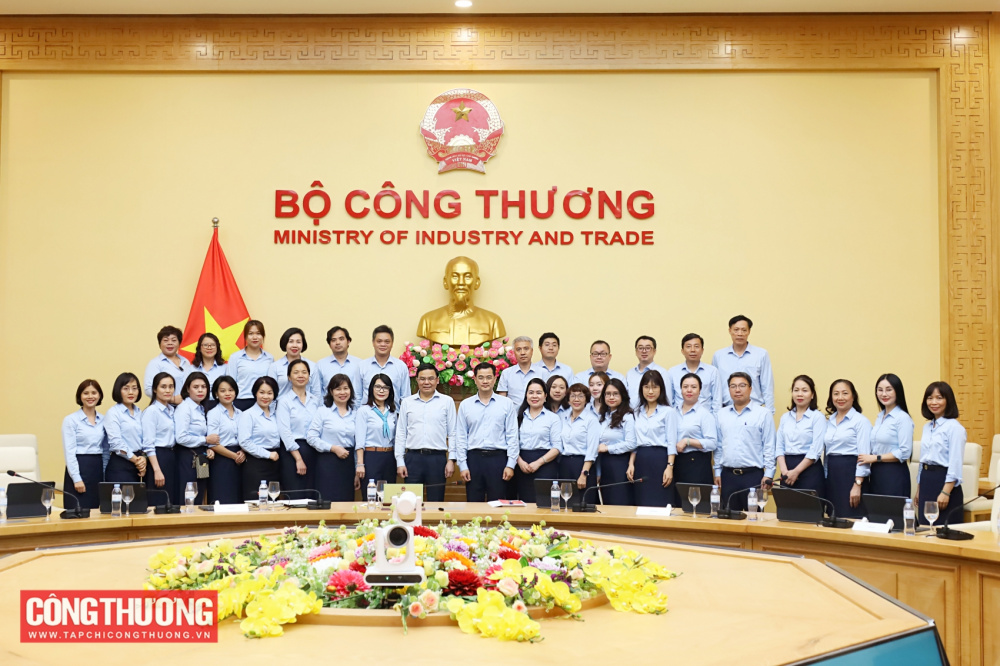 Bộ trưởng Lê Mạnh Hùng làm việc với Vụ Kế hoạch, Tài chính và Quản lý doanh nghiệp