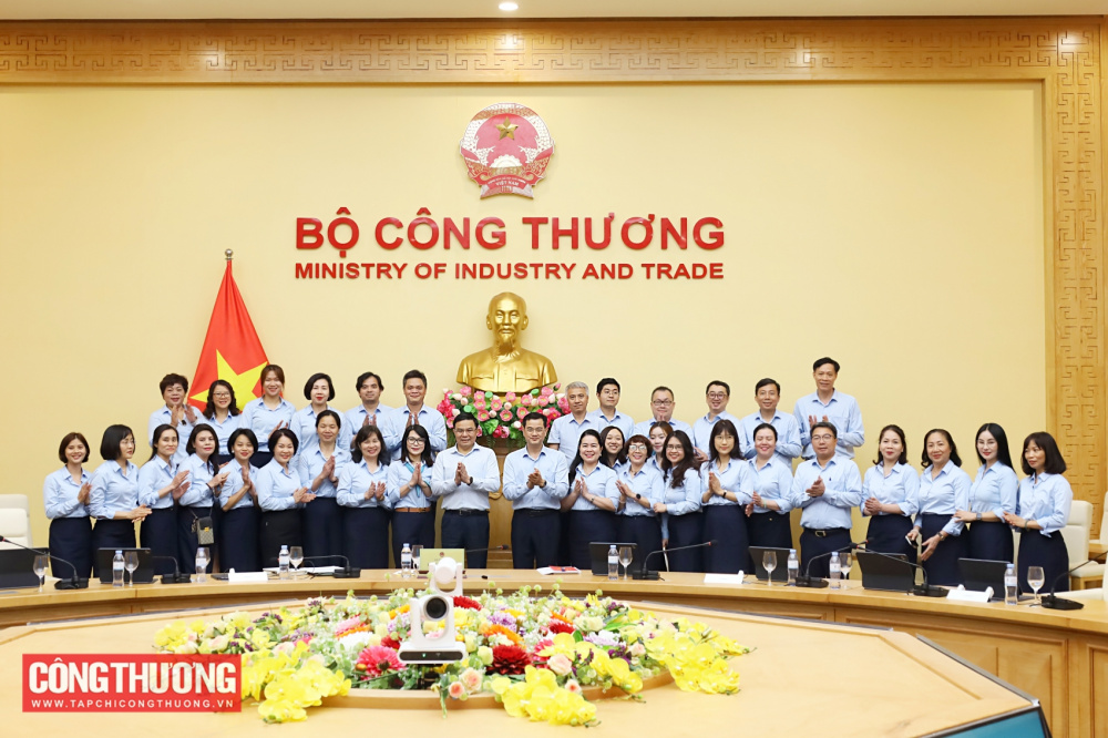Bộ trưởng Lê Mạnh Hùng làm việc với Vụ Kế hoạch, Tài chính và Quản lý doanh nghiệp