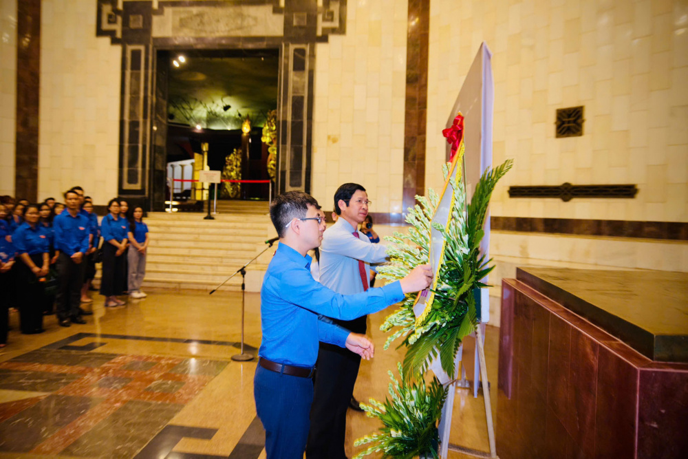 các đại biểu và đoàn viên, thanh niên tham gia dâng hương, dâng hoa tưởng niệm Chủ tịch Hồ Chí Minh