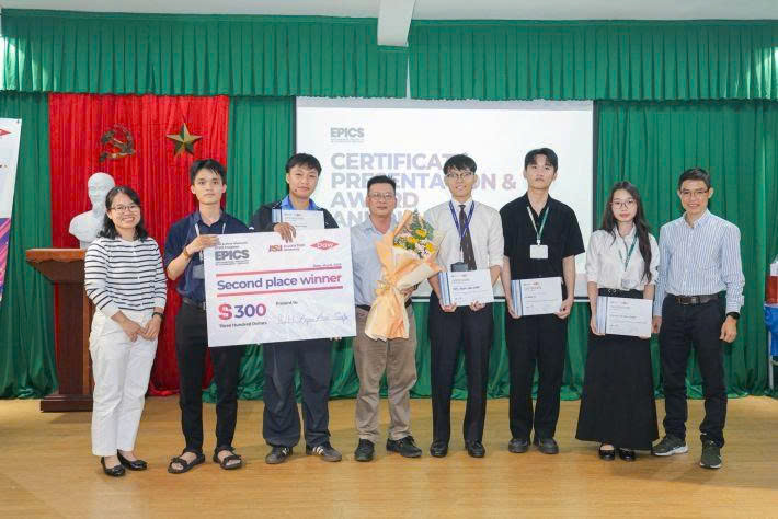 Đội thi IUH với dự án “AQUAculture AIoT-based Management System for Avoiding Fatal Events” (Aqua Aim Safe) đoạt giải Nhì tại EPICS 8. Nhóm gồm sinh viên ngành Cơ khí và Môi trường, thể hiện tinh thần liên ngành và định hướng giải pháp thực tiễn