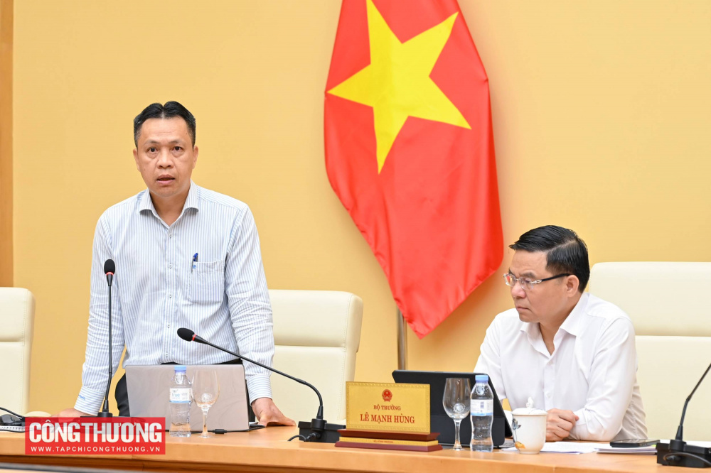 Ông Nguyễn Việt Sơn, Vụ trưởng Vụ Dầu khí và Than báo cáo tại buổi làm việc
