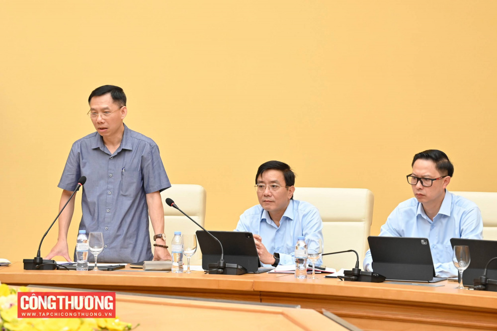 Ông Vũ Quốc Anh, Chánh Văn phòng Ban Chỉ đạo báo cáo tại buổi làm việc