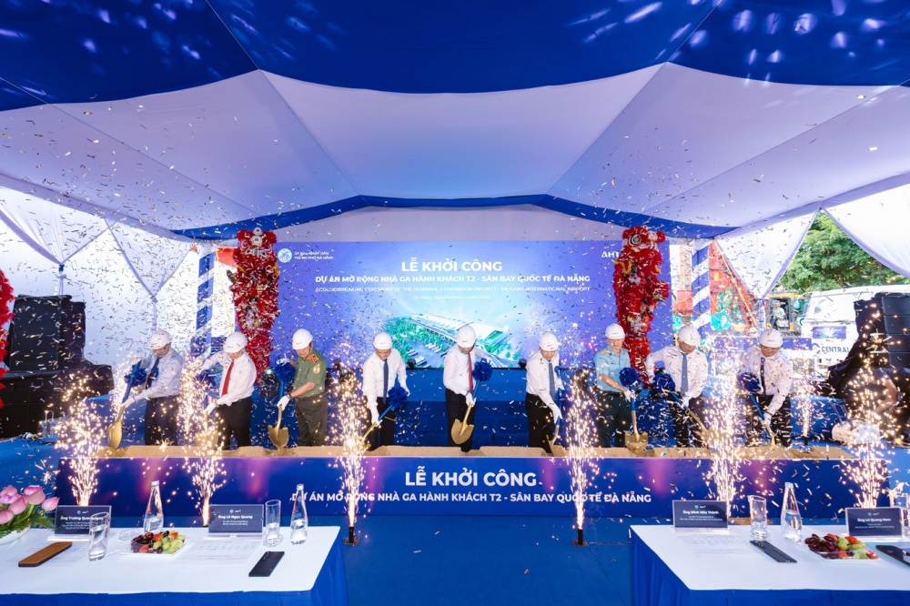 Các đại biểu thực hiện nghi thức khởi công dự án