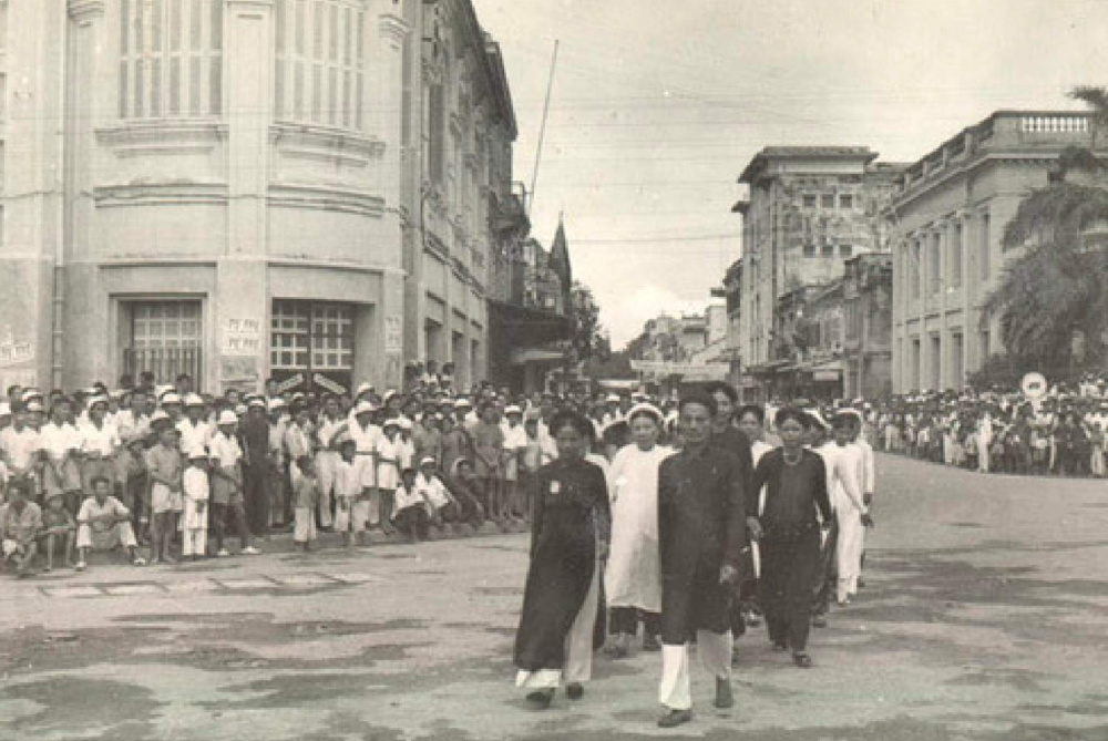 Đông đảo đồng bào, trong đó có tầng lớp thương nhân, tham dự buổi đấu giá tranh của Chủ tịch Hồ Chí Minh trong Tuần lễ Vàng tháng 9/1945. (Ảnh: Thông tấn xã Việt Nam)