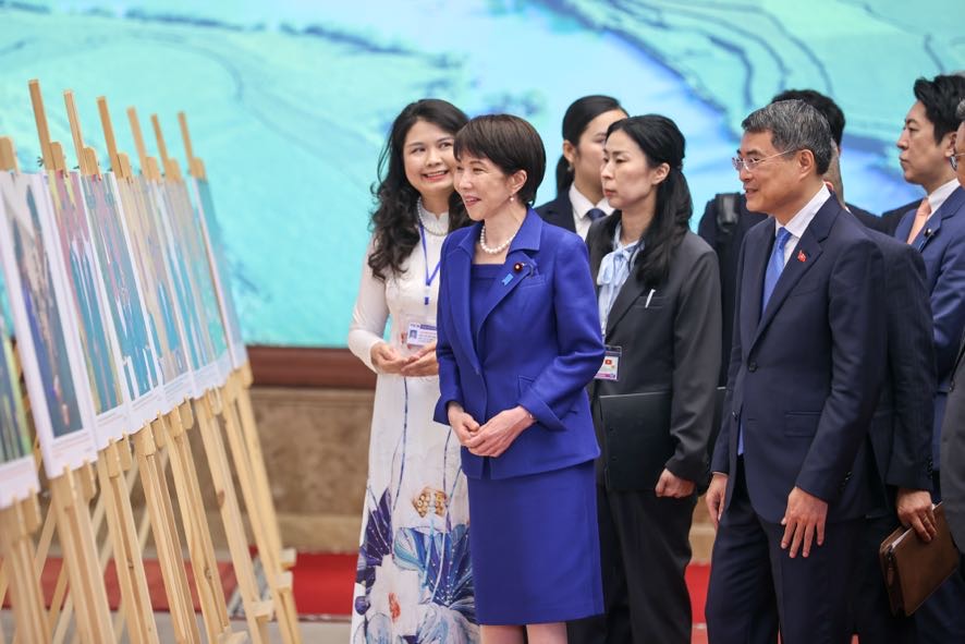 Thủ tướng Lê Minh Hưng và Thủ tướng Takaichi Sanae tham quan triển lãm ảnh về quan hệ hai nước - Ảnh: VGP