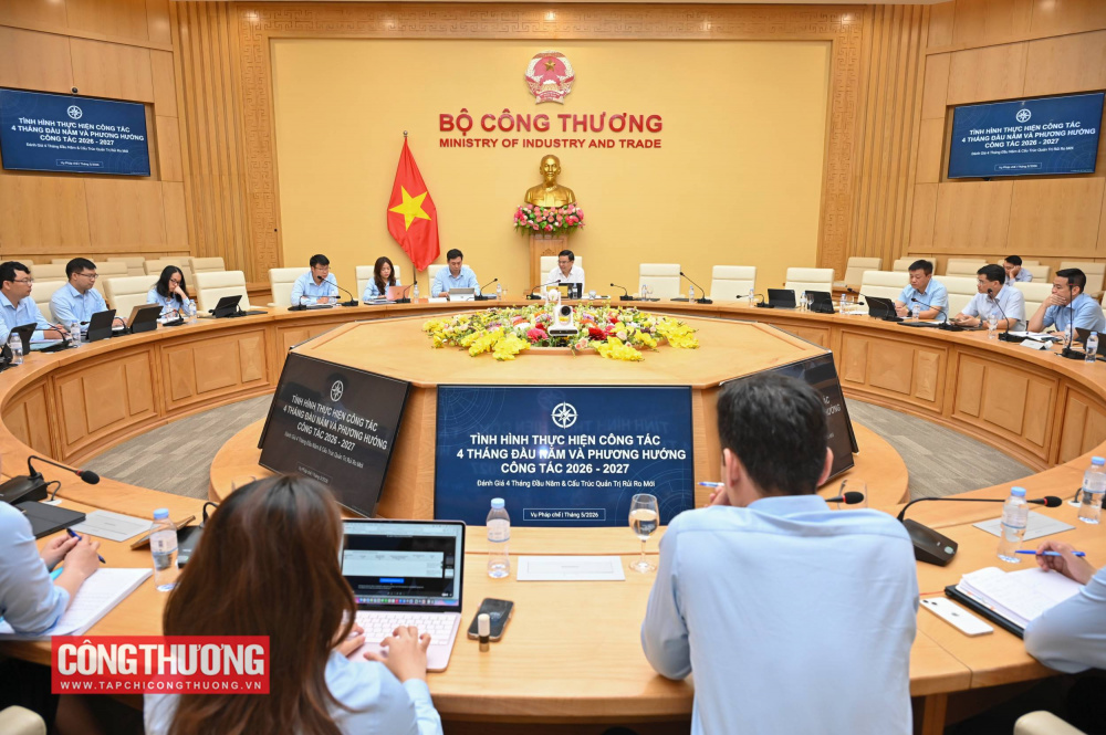 Bộ trưởng Lê Mạnh Hùng làm việc với Vụ Pháp chế về định hướng, nhiệm vụ trọng tâm năm 2026