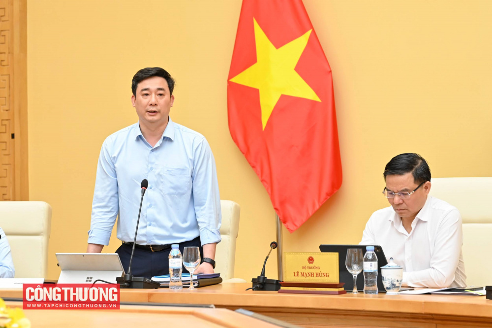 Vụ trưởng Vụ Pháp chế Ngô Đức Minh báo cáo tại buổi làm việc