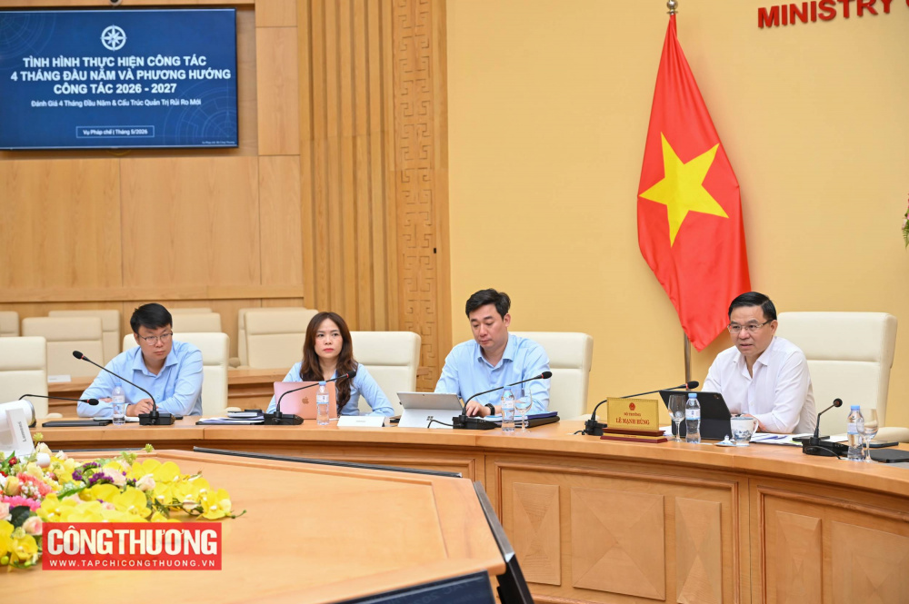 Bộ trưởng Bộ Công Thương Lê Mạnh Hùng nhấn mạnh, công tác xây dựng pháp luật, thể chế của Bộ Công Thương phải chuyển mạnh từ tư duy “quản lý nhà nước” sang “quản trị quốc gia” và “kiến tạo phát triển” - qua đó, mọi chính sách, pháp luật của Bộ phải lấy người dân, doanh nghiệp làm trung tâm, huy động sự tham gia thực chất, có hiệu quả của xã hội và chịu sự giám sát của xã hội.