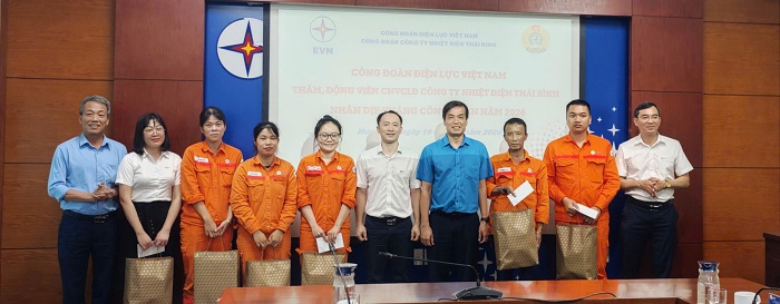 Đồng chí Uông Quang Huy - Phó Chủ tịch Công đoàn ĐLVN và Đồng chí Nguyễn Quang Thắng - Chủ tịch Công đoàn Công ty trao quà cho người lao động có hoàn cảnh đặt biệt