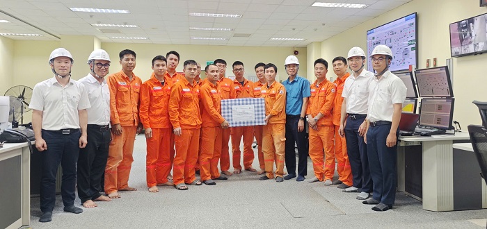 Đồng chí Uông Quang Huy - Phó Chủ tịch Công đoàn ĐLVN thăm hỏi và tặng quà cho lực lượng vận hành trong ca trực