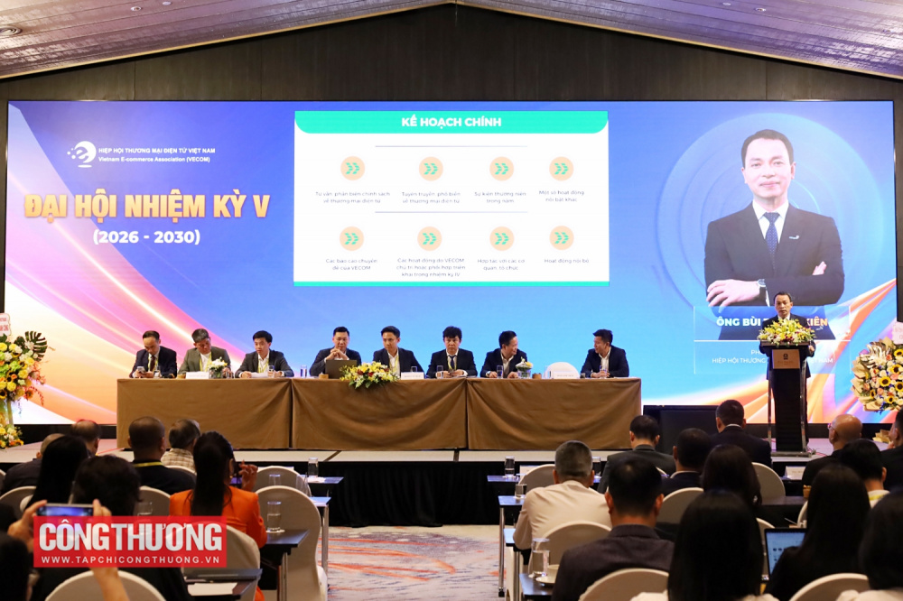 Ông Bùi Trung Kiên - Phó Chủ tịch Hiệp hội Thương mại điện tử Việt Nam báo cáo Tổng kết hoạt động nhiệm kỳ IV