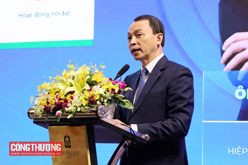 Ông Bùi Trung Kiên - Phó Chủ tịch Hiệp hội Thương mại điện tử Việt Nam báo cáo Tổng kết hoạt động nhiệm kỳ IV