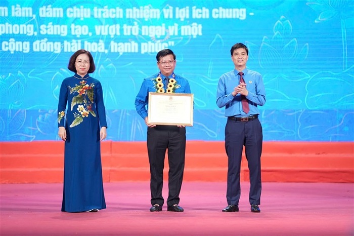 PGS.TS Đinh Văn Châu - Hiệu trưởng Trường Đại học Điện lực nhận Bằng khen của Tổng Liên đoàn Lao động Việt Nam.