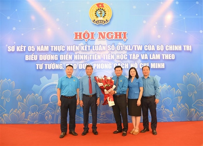 Tăng Hoa chúc Mừng