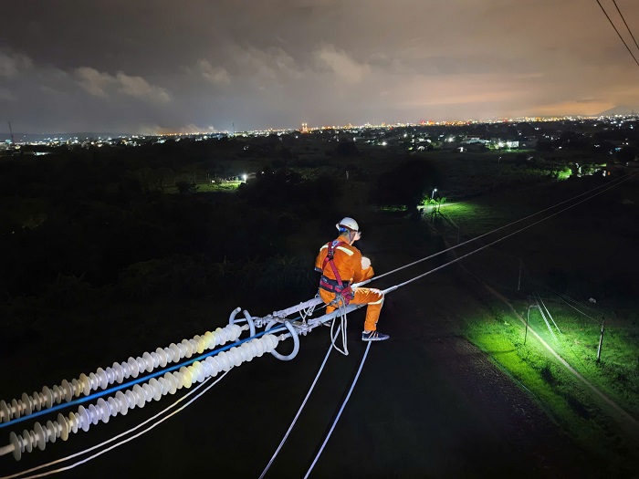 Vệ sinh bảo dưỡng đường dây 220kV Vĩnh Tân - Phan Thiết