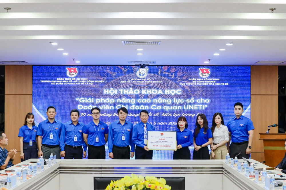Đoàn Thanh niên Trường Đại học Kinh tế – Kỹ thuật Công nghiệp đón nhận phần quà ủng hộ Công trình thanh niên “Hàng ghế thanh niên” chào mừng 70 năm thành lập Trường do Đoàn Thanh niên Bộ Công Thương trao tặng