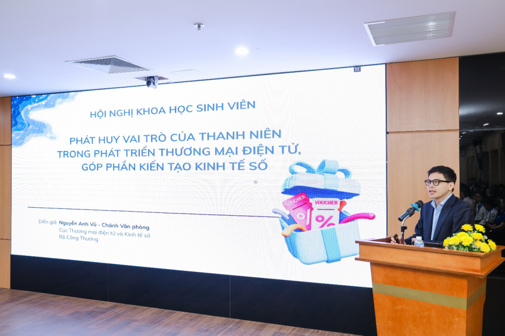 Đại biểu trình bày tham luận