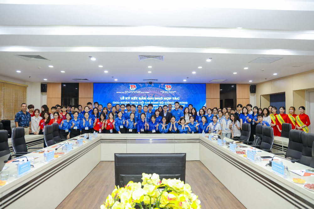 Đại biểu khách quý và đoàn viên UNETI chụp ảnh lưu niệm kết thúc Hội thảo