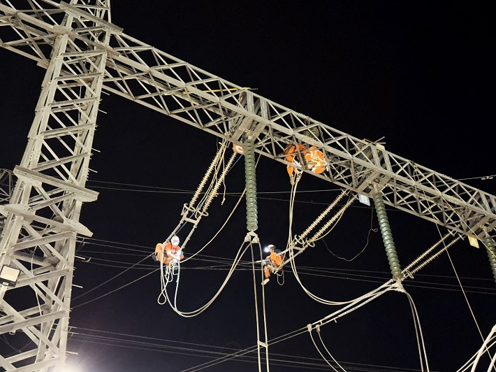 Nhóm công tác thực hiện vệ sinh bảo dưỡng thiết bị Trạm biến áp 220kV Phan Thiết