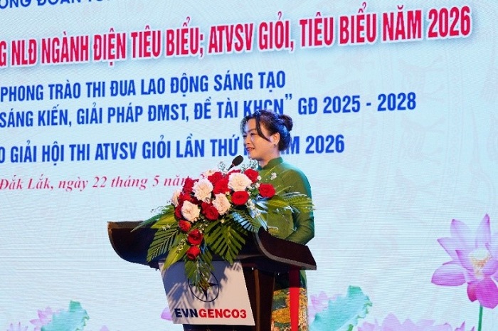 Đồng chí Đinh Thị Thanh Bình - Phó Chủ tịch Công đoàn Điện lực Việt Nam phát biểu tại Lễ biểu dương