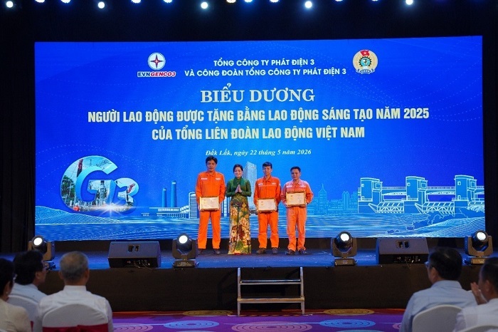 Bà Đinh Thị Thanh Bình - Phó Chủ tịch Công đoàn Điện lực Việt Nam trao tặng Bằng Lao động sáng tạo của Tổng Liên đoàn Lao động Việt Nam năm 2025 cho 03 cá nhân đạt thành tích